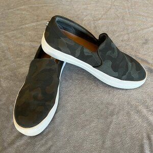 Steve Madden Green/Dark Green Camo Slip-on sneakers, Size 9